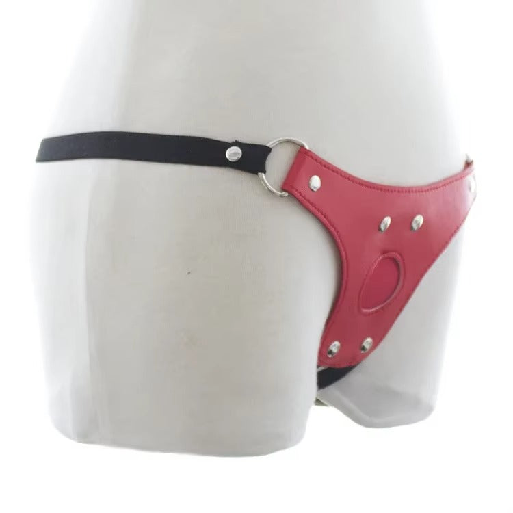 Jouet attaché flirtant avec une culotte anale en cuir